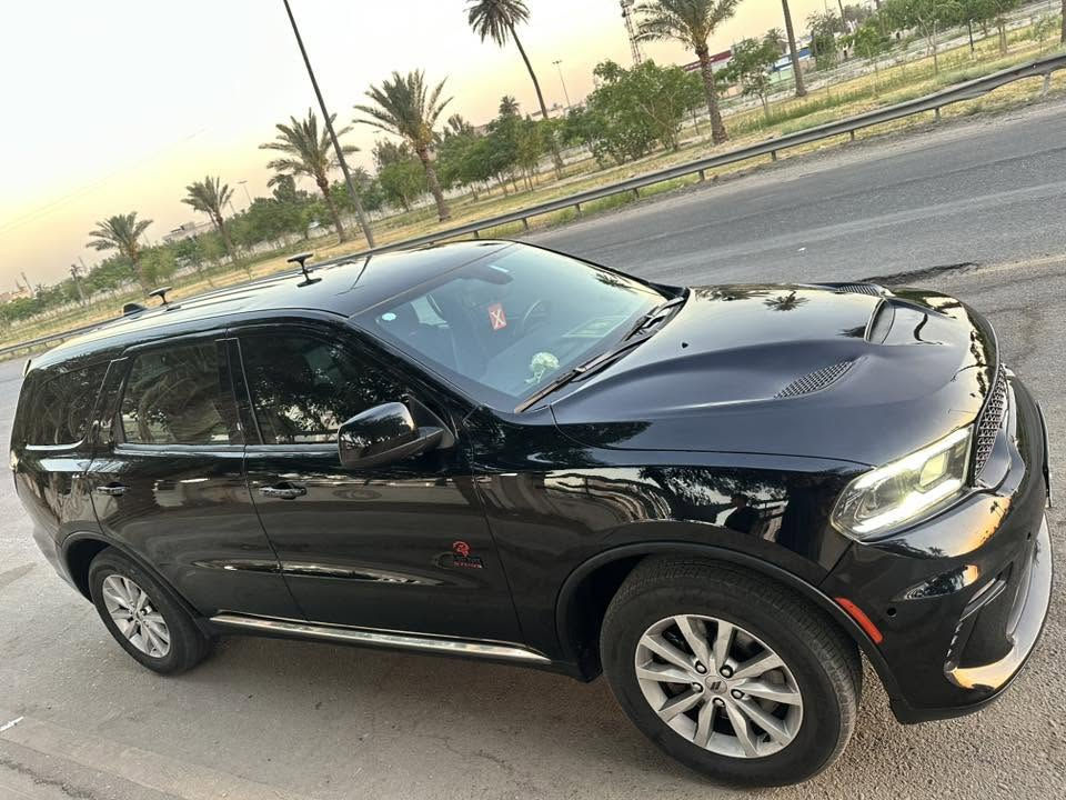 دورنكو 2023 Federal police pursuit 

 1. ( الميزات 👍 )  :- 
     *ماشية 31 الف كيلومتر وليس ميل .
     * هيمي .
     *سبعة راكب .
     * تبريد 3 قطع اصلي .
     * حساس خلفي .
     * رادار جانبي تنبيه ⚠️ بالمرايا .
     * مساعد اصطفاف الرجوع وتوقف  
     تلقائي .
     * آبل كار بلي .
     * كشنات كهرباء .   
     * دخول جديد وترقيم بغداد جديد بأسمي .
     * كير طرح وليس تعليك . 
     * السيارة عليها نانو سيراميك هيكاري  وشمع سوفت 99 حماية للصبغ بس هذا كلف 250 الف دينار . 
      * منظومة زنون  philips  كاملة حتى البروجكترات . 

  2. ( الحادث ⚡️ )  :- 
حوض الجنطة الخلفي بدون كص شواصي ومبدل باب الجنطة نفس اللون وبيها جهة السائق 3 قطع صبغ وبنيد محدث gt يعني اربع قطع وصور الحادث موجودة . 

 3. (  السعر   💵   )  :- 
      *  ( 195 ) . وبي مجال جماعة 185  وجوة ما ابيع بهيج سعر لاتعب نفسك .

4. ( تفاصيل البائع )  :- 
     * مكان السيارة بغداد الرصافة حي البساتين
         رقم الهاتف ( *********** ) 
           واتساب ( ***********  ) 

5.  (  الرجاء لطفاً ) :- 
      * اذا ما عجبتك السيارة او سعرها صلي على 
           نبيك وآله  والله يرزقك ويرزقنا الرزق 
           الحلال الطيب .
