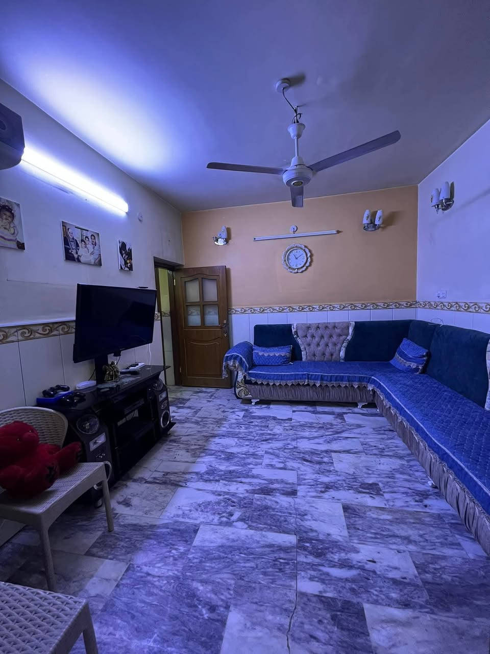 🏘️دار رگــــــن علـــــــىٰ ساحـــــــة للأيجــــــــــار 
فـٓــــي حـــــــي الطيـــــــارة قـــــٰـرب آســـــواق مريومــــة
قـــــٰـرب د. آبــــو العيـــــون سابقــــاً 
________________
المساحــــــة // 150م رگن #طابـــو #مــــلك #صــــرف
الواجهــــــــــة // 8م
النـــــــــــــــــزال // 18.8م
________________
🏗️🧱#الطابــــــــــــــق #الأرضـــــــــــــي
غرفــــــــــة وصالــــــــــة وهـــــــــــــول ومطبــــــــــخ ومجمــــــــــع صحيــــــــات وگـــــــــراج ومنـــــــــــور دور ...
🏗️🧱#الطابــــــــــــــق #الثانــــــــــــــــي 
غرفتيـــــــــــن وهـــــــــــــول ...
________________💲
قيمـــــــــة الأيجــــــــار 550 آلــــــــف نهائـــــــــي
________________💲

#مكتـــــــــب
                  🏘️أمــــــــلاك بابــــــــل للعقـــــــار🏘️
#الكائـــــــــن
    شارع_الكرامة_قرب_الضريبة_مقابل_التخطيط_العمراني
         ***********📞☎️📞***********
__________________________________________________
