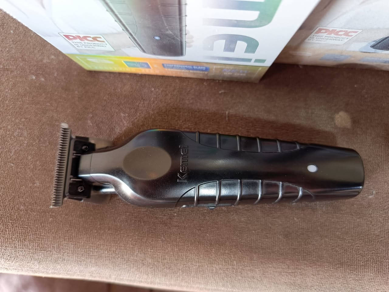 ماكينة حلاقة كيمي – حلاقة صفر احترافية
ماكينة حلاقة أصلية من ماركة Kemei مصممة لتمنحك حلاقة دقيقة ونتيجة نظيفة مثل صالونات الحلاقة. مناسبة للشعر واللحية والتحديد باحتراف.
المميزات:
حلاقة صفر دقيقة بفضل الشفرة الحادة عالية الجودة.
موتور قوي وسريع يضمن قص الشعر بسهولة حتى الشعر الكثيف.
تعمل بالشحن ويمكن استخدامها لفترة طويلة بعد الشحن.
تصميم مريح في اليد وخفيف للاستخدام لفترات طويلة.
صوت هادئ واهتزاز منخفض.
مناسبة للاستخدام الشخصي أو للحلاقين.

بسعر 15,000 دينار
يوجد توصيل


**إذا كنت صاحب هذا الإعلان وتريد حذفه لأي سبب، رجاءا أرسل رسالة إلى الدعم الفني**