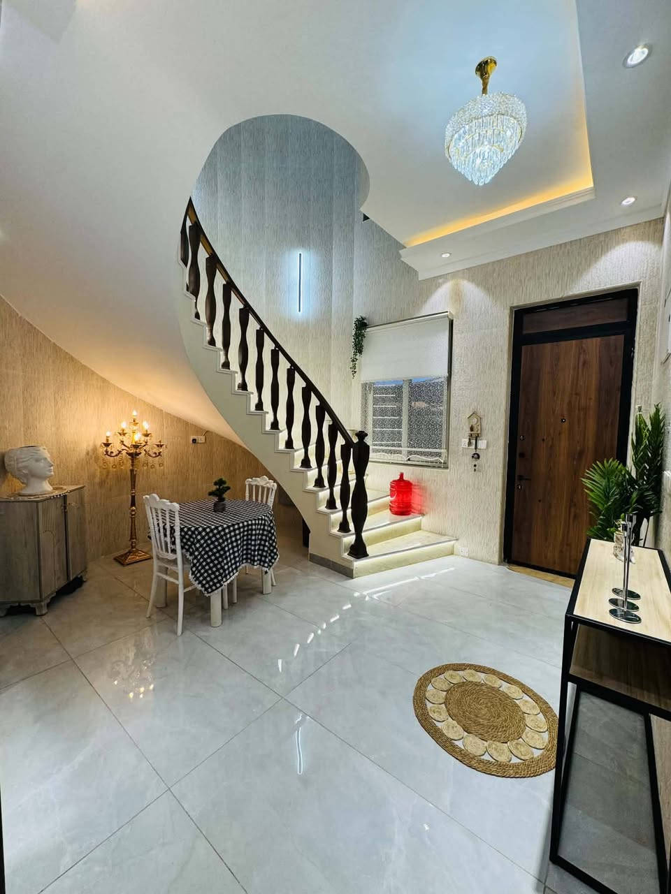 دار سكنية مميزة للبيع 🏡الموقع: المسيب قطع علي طليفح مقابل معمل الحرير
[اسم المنطقة] -حي الموضفين الثانيه
 المساحة: [٢٨٠ بالواقع حال  بالسند تحويل ٢٠٠ فقط 
نوع الطابو:رزاعي  (سند٢٥ جاهز للتحويل الفوري)📌 تفاصيل البناء والتصميم:عدد الطوابق: [طابق وانص / ]الطابق الأرضي: [استقبال، صالة، غرف نوم٢؟مطابخ ٢ حار بارد، مجمع صحيات ٢، كراج سيارة منور ٢]الطابق الثاني: [غرفة نوم سطح شتايكر ]عمر البناء:قبل سنه  [بناء جديد / نظيف جداً وجاهز للسكن]✨ الخدمات والمميزات:تتوفر خدمات كاملة (ماء، كهرباء وطنية وخط سحب، تبليط ركن كهرباء بوري سبالت دفن  ).منطقة هادئة، راقية، وقريبة من الأسواق والمدارس والمرافق العامة. البناء:قبل سنه  [بناء جديد / نظيف جداً وجاهز للسكن]✨ الخدمات والمميزات:تتوفر خدمات كاملة (ماء، كهرباء وطنية وخط سحب، تبليط ركن كهرباء بوري سبالت دفن 
السعر ١٩٨ وبيه مجال قليل ***********
