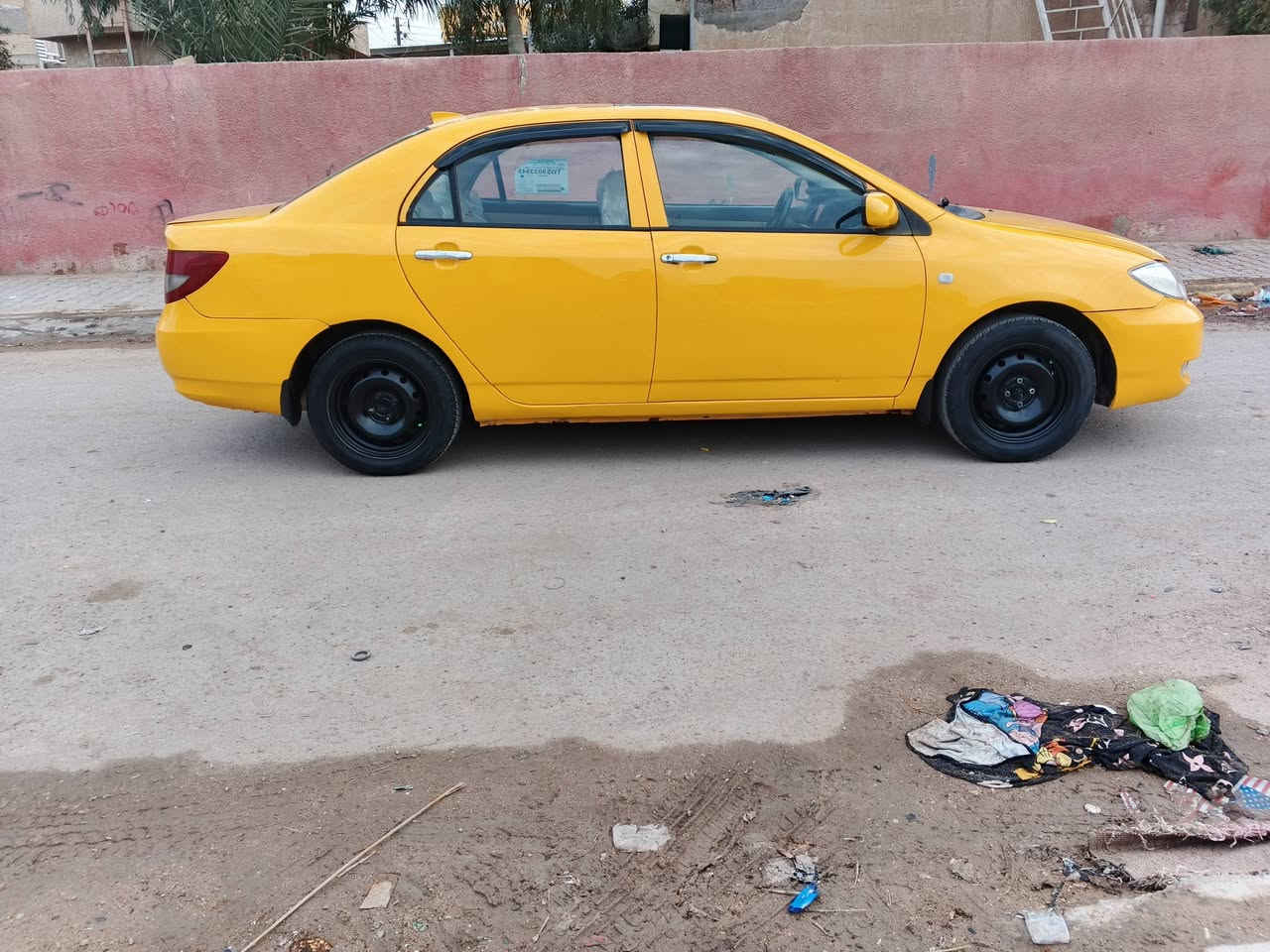 السلام عليكم سياره بي وايدي 2011 رقم بغداد مكينه وكير جدد كهربائيات شغاله سياره مصبوغه عام شرط التحويل السعر 45 وبيها مجال داخل جديد مكاني الحسينيه رقم الموبايل ***********
