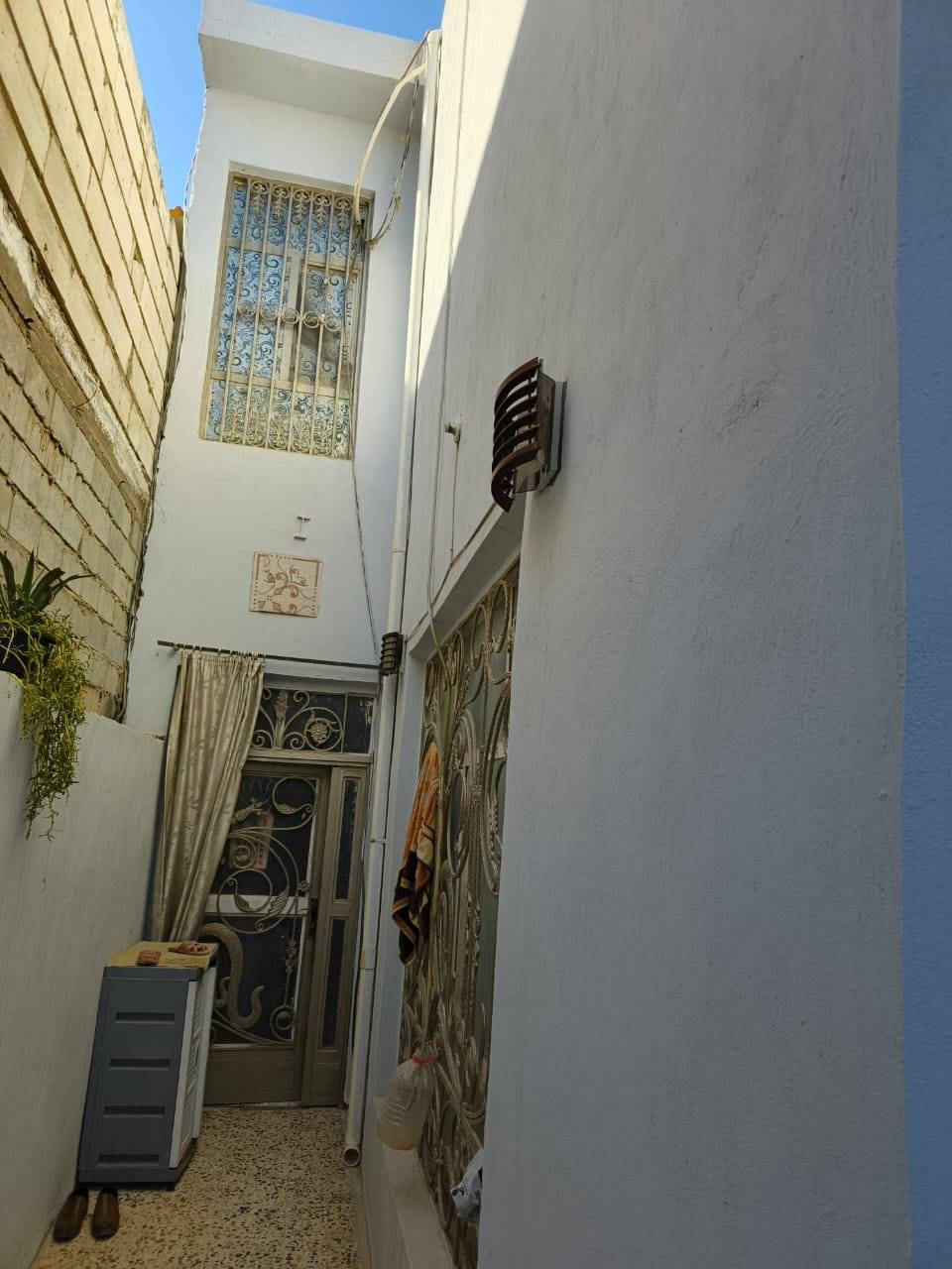 بيع مستعجل 

بيت 100 م للبيع طابقين على ساحة 🏫👍👍👍

حي النداء منطقة 60 الف قرب شارع الكفيل على ساحه🌿
البيت كلش نظيف بي ثلاث غرف نوم وصاله ومطبخ 🌿

 واستقبال وتخاريج البيت عكاده كدام البيت حديقه مرتبه 

السعر 70 و بي مجال💸💸💸💸

***********
وشعدكم بيوت للبيع للايجار للرهن اعرضوها يمنا تنباع وتتاجر باسرع وقت ممكن
