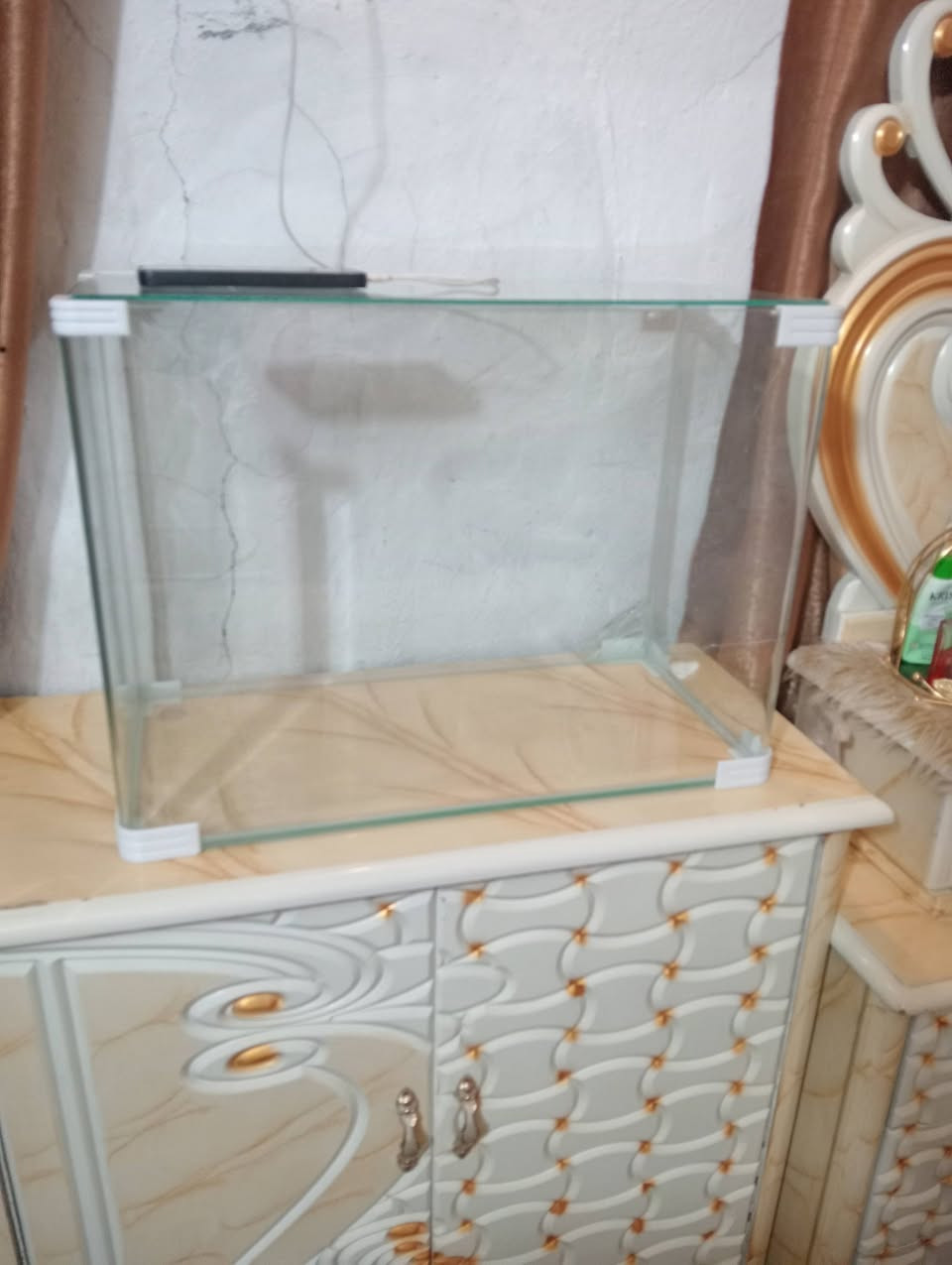 ثلاجة شغالة
40 الف 
حوض حجم كبير 25 الف 
***********
