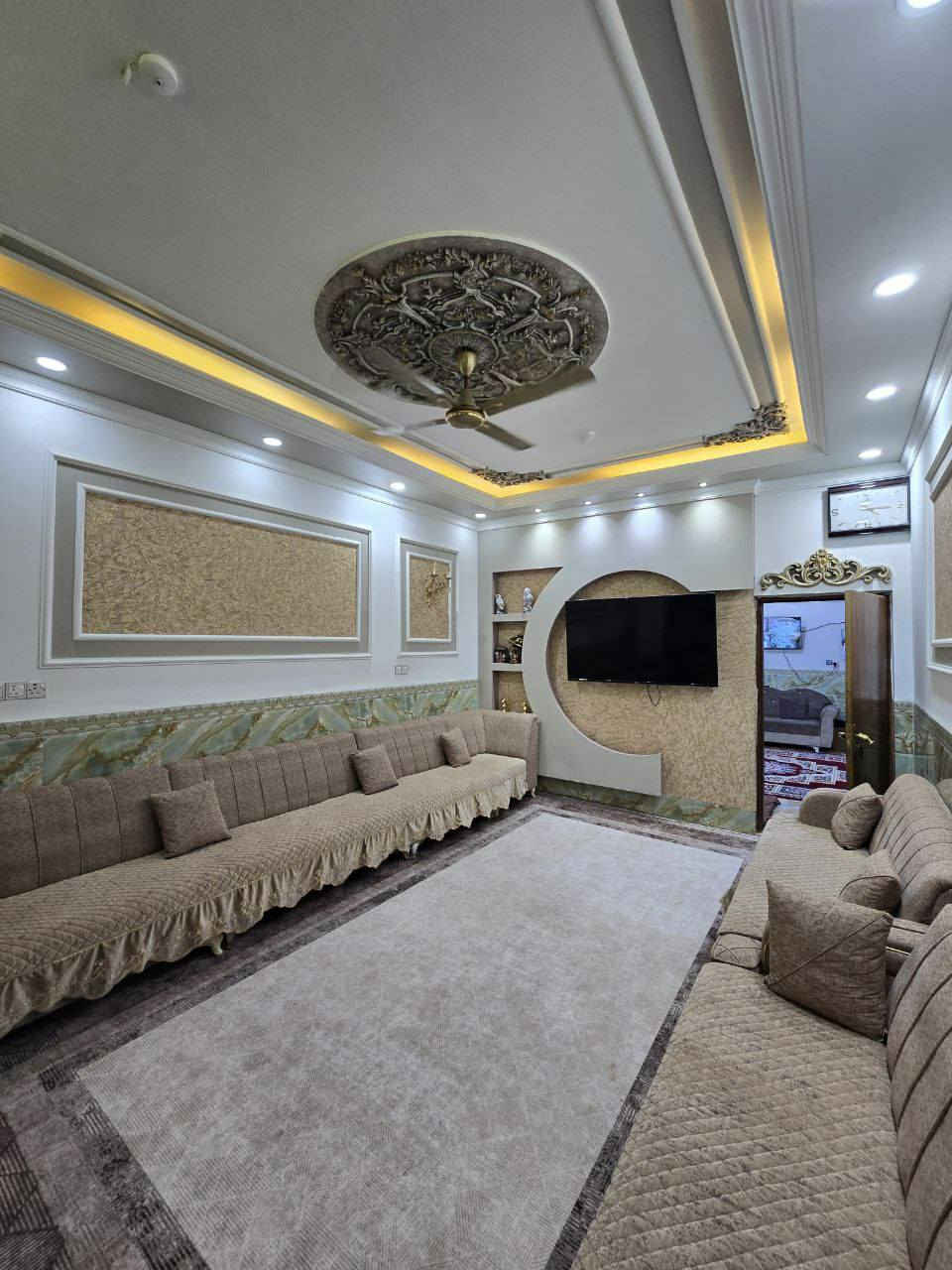 سلام عليكم. دار للبيع المساحه 200 م المكان كوت حي الحوراء بالولى نزلت الشهداء قرب مدرسه المتفوقين ومنطقه مخدومه. موقع الدار شارع رئيسي وليسى فرعي يحتوي الدار ع غرفتين وصاله و مطبخ وستقبال. البناء 2017 طابق الارضي الجدارن كلها سيراميك اما لارضيه كاشي مطعم بمرمر جلي موقعي. طابق الثاني فقط الصاله.. مطلوب اسكان مقارب 5 ملاين.
***********
