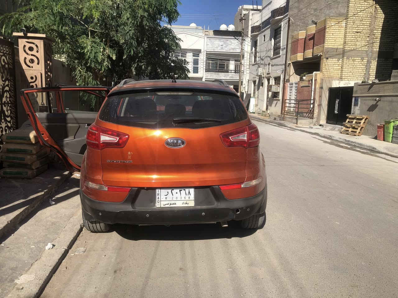 السلام عليكم 
سبورتج ٢٠١٢ مشمشي خليجي
رقم بغداد
محرك ٢٠٠٠
السيارة فول تحكمات بانورامة
صدر جديد
محرك كير مكفولات
بيهة صبغ بالباب بصف السايق
السعر 143وبيهة مجال بسيط
***********
مكانهة حي الجامعة
