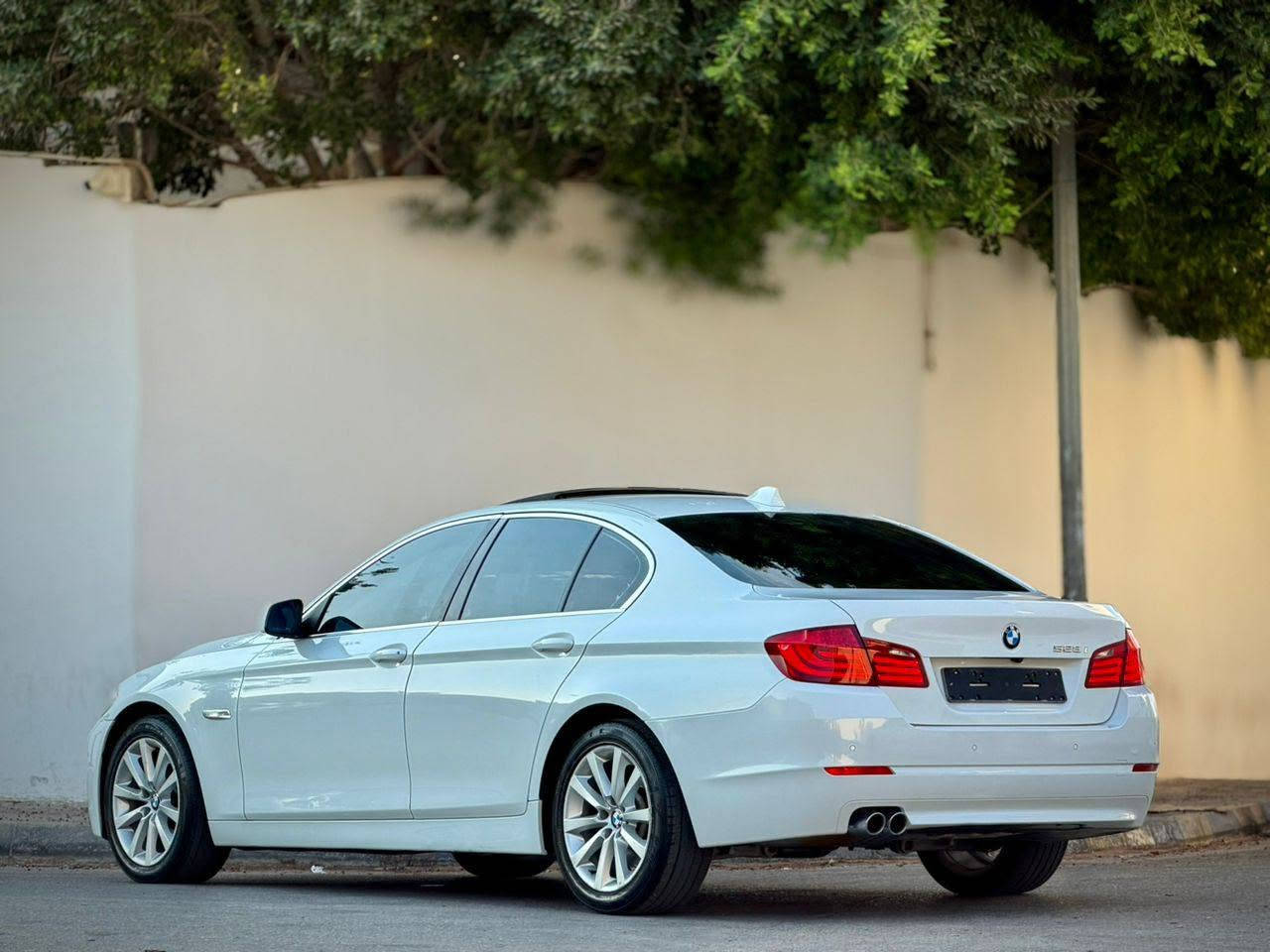 #اللهم بارك لا قوة الا بالله 

#الله_يبارك درجة_أولى سوبر نظافه 

#F10 #BMW

🔳‏النوع :بي ام دبليو  ‏
🔳الفئـة .اف 10✔️
🔳الـموديل :2013
استراد كوريا 

🔳اللـون :‏ابيض 🤍
🔳سعـة المحـرك 28 محرك 6 
🔳المسـافة المقـطوعة  159كيلو مشي اصلي بلكود 
درجة اولي ولاعيب مسرفزه بل كامل 
الحـالة : مُمتَــٰـازَة ✅
صالون اسود 
الممـيزات فل كاااامل : 
✨ ديسكو كبير عجل جديد 
✨ دبل عداد 
✨بصمة 
✨ شاشة 
✨تدفئة في الكراسي
✨مرايات كهربائية  
✨فرنيلو وليزر الدار
✨تحكم كامل في المقود 
✨ماقازين
✨ماوس 
✨تكييف ديجيتل 
✨كراسي جلد 
✨كراسي كهربائيات
✨فتحة ف سقف 
✨حساسات 360 امامية وخلفية 
سيريه إطارات جديد   🌟 
وغيرهــا موضحة بالصـورْ ⤵️🎖
العيـوب : لا يوجد بادن الله  
نـاقل الحـركة : توماتيك 
نـوع الوقـود : بنزيــن - 
طـريقـة الدفـع : گـــاش - Cash 💰
________________________
للإستفســار أگـــثــر ↘️⬇️↙️   
علـــى الهاتــف 0921347752
المكان طرابلس


**إذا كنت صاحب هذا الإعلان وتريد حذفه لأي سبب، رجاءا أرسل رسالة إلى الدعم الفني**