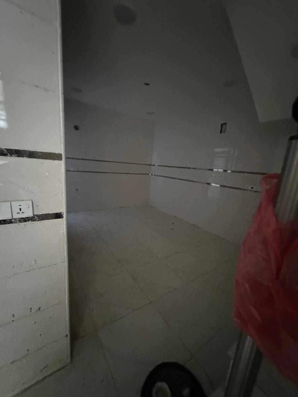 مشتمل للبيع مساحه ٥٠ متر يحتوي على غرفتين نوم وصاله ومطبخ ومنور وخدمات المشتمل  بناء حديث حي الجهاد خلف مطعم ريلاكس الاستفسار اتصل على ***********
