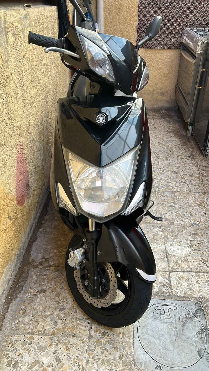 سلام عليكم دراجه سكنس لد حديث طلاعات دراجه جديده بمعنى الكلمة من كل نواحي ومكفوله كفاله عامه عد ضربه بل بك لايت فقط دراجه مكينه خير من الله شلعه معدل بلادي ممفتوحه نازله من ضلال بشهر ال10 سعرها مليون و300وببها مجال العنوان بغداد جديده شارع المسبح 
رقم :***********
