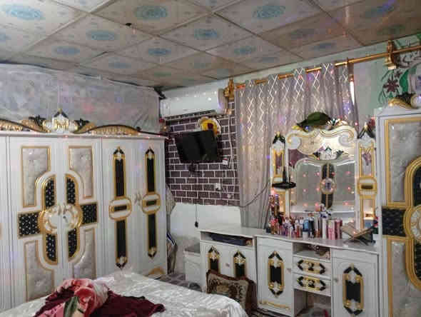 بيت للبيع مساحه 200 بيه غرفتين وصاله ومطبخ وستغبال  مقابل المركز السعر 27 وبيه مجال بيت مسلح ماء كهرباء مجاري شراي يتصل أو يراسل ***********
