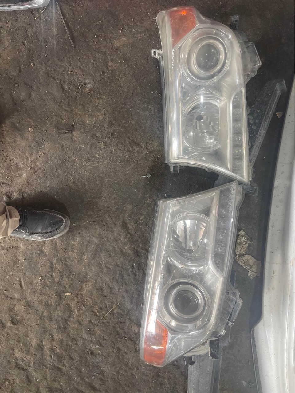 لايت لاندكروز 
بحاله جيده السعر الزوج  100 الف 
*********** اكر, نينوى
