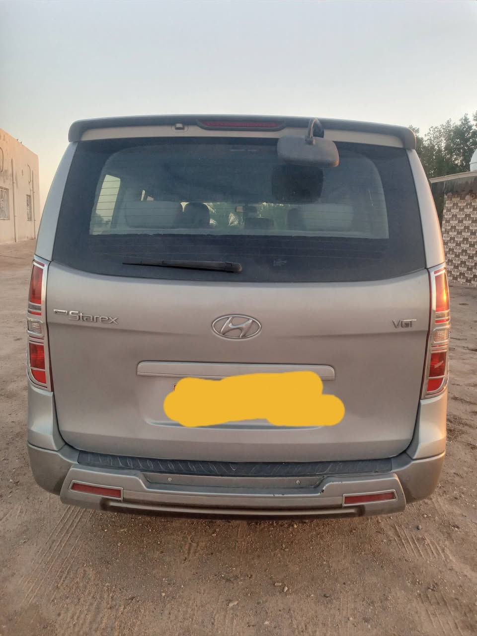 السلام عليكم ستاراكس للبيع موديل 2016 رقم بصره نكليزي بسمنه مكفوله بستثنا رشات صبغ بالجانب الايسر من السياره مصفره من كل شي السعر بدون خط 225 مع الخط 235 العنوان البصره قرب سفوان رقم الهاتف***********
