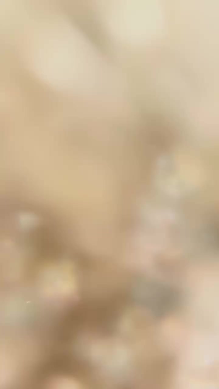 السلام عليكم بنات عندي هذا القفطان لابسته مره وحده بخطوبتي  لابسته ع كد ساعتين  اشتريته من ألمنصور اخذته ب٢٠٠ واريد أبيعه ب١٥٠ وبي مجال بنات امانه جديد وما بي اي عيب  وكله شغل هاند ميد وثكيل وبالحقيقه بعد احلى من الصور واكو فديو المودل لابستهه يجنن بالحقيقه قياس xl


**إذا كنت صاحب هذا الإعلان وتريد حذفه لأي سبب، رجاءا أرسل رسالة إلى الدعم الفني**