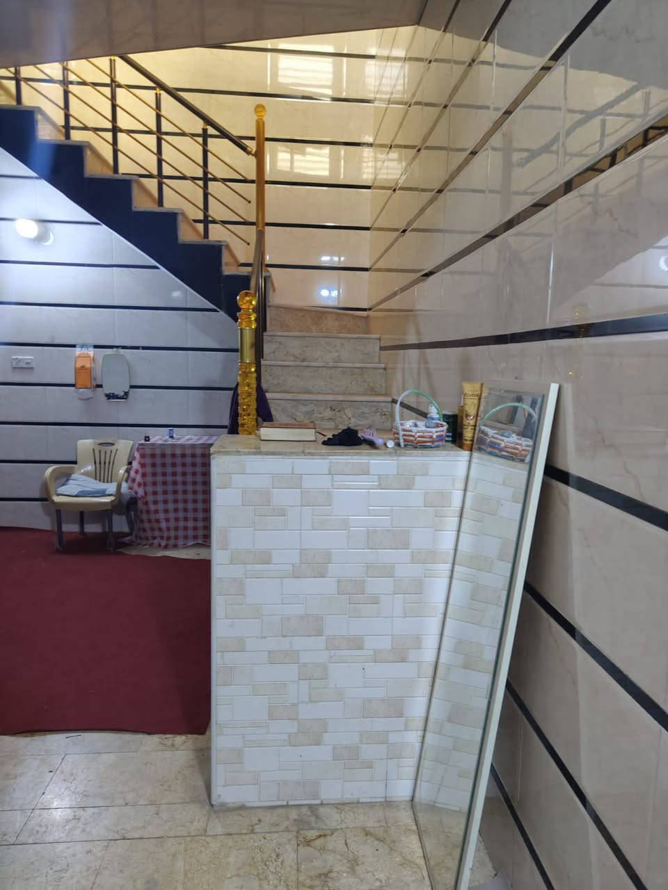 بيت للبيع في حي السلام شارع المطبات شارع عشره قريب ع الشارع 100متر طابق ونص بناء جديد للأستفسار ***********
