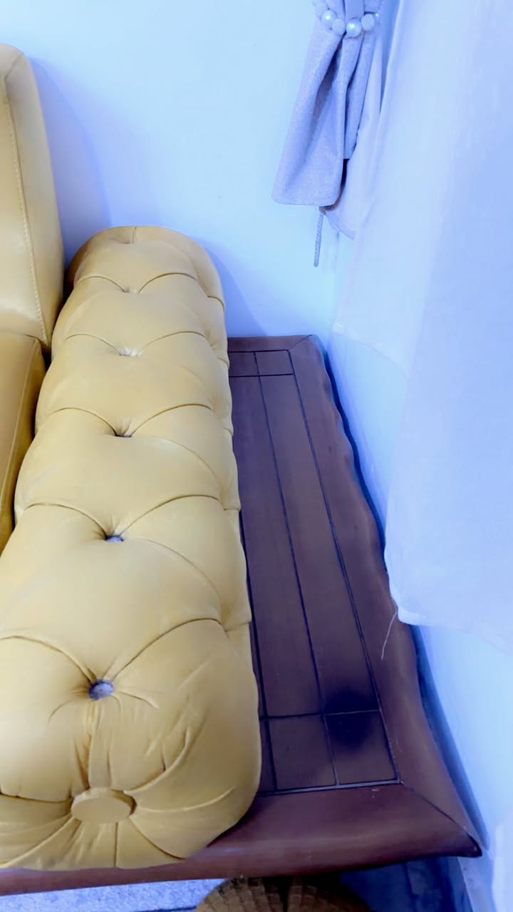 فرصه بسعر مغري 🔔
للبيع طقم قنفه مع كرسي مودرن تصميم راقي والوانه مميزه يفتح المكان 
الخشب نوعيته اصليه وكلش قوي والشغل مرتب ونظيف 
الأستخدام خفيف وحالته جدآ ممتازه 
أشتريته جديد ب900$ 
السعر المطلوب 500 الف دينار فقط
البيع لسبب التغيير


**إذا كنت صاحب هذا الإعلان وتريد حذفه لأي سبب، رجاءا أرسل رسالة إلى الدعم الفني**