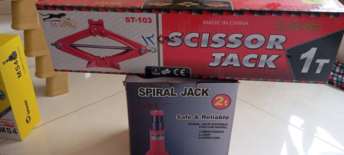 السلام عليكم 
هذه اغراض محل كماليات منوع جميعها معروضة للبيع لتصفية المحل الاغراض موجودة بالبيت كل الاغراض بسعر ٨٠٠ ألف دينار وموجود جرد بالمواد .... للتواصل ***********
