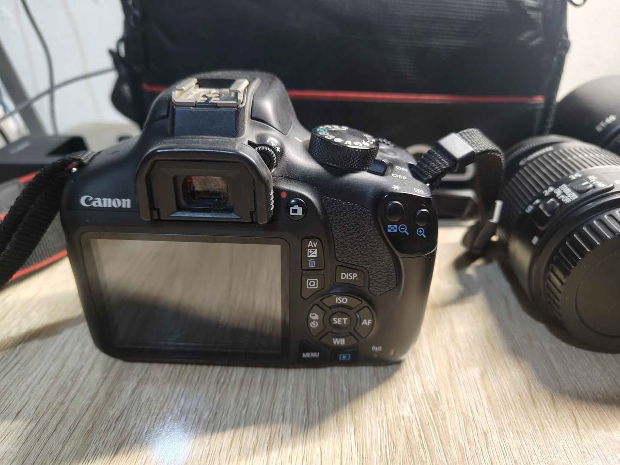 📸 كاميرا للبيع كانون 1300D (نظيفة جداً)استعمال قليل مرات معدوده صورها تخبل 
• ​الكاميرا: Canon 1300D (تدعم الواي فاي لنقل الصور مباشرة للموبايل) 
• ​عدسة 1: Canon 18-55mm (للأشخاص واللقطات اليومية)
• ​عدسة 2: Canon 75-300mm (زوم وتصوير ملاعب لقطات بعيده المدى ) 
• ​الملحقات: الحقيبة الأصلية" + الشاحن الأصلي بطارية واحده رام 16 كيكه الاصلي  +كارتون جميع ملحقاتها كامله 
​💰 السعر: [400]مجال قليل 
📍 الموقع: بغداد / العبيدي 
📞 للتواصل: راسلني خاص بغداد, العراق


**إذا كنت صاحب هذا الإعلان وتريد حذفه لأي سبب، رجاءا أرسل رسالة إلى الدعم الفني**