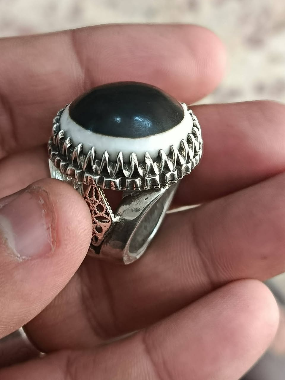 جزعه يمانيه عين صريحه
صياغه يدويه ثقيله 
وزن الخاتم 35 غرام 
قياس الخاتم 24 
محبس تكمه  صوره وصوت 
***********
الامين الثانيه  /بغداد 
السعر 200 الف يوجد توصيل
