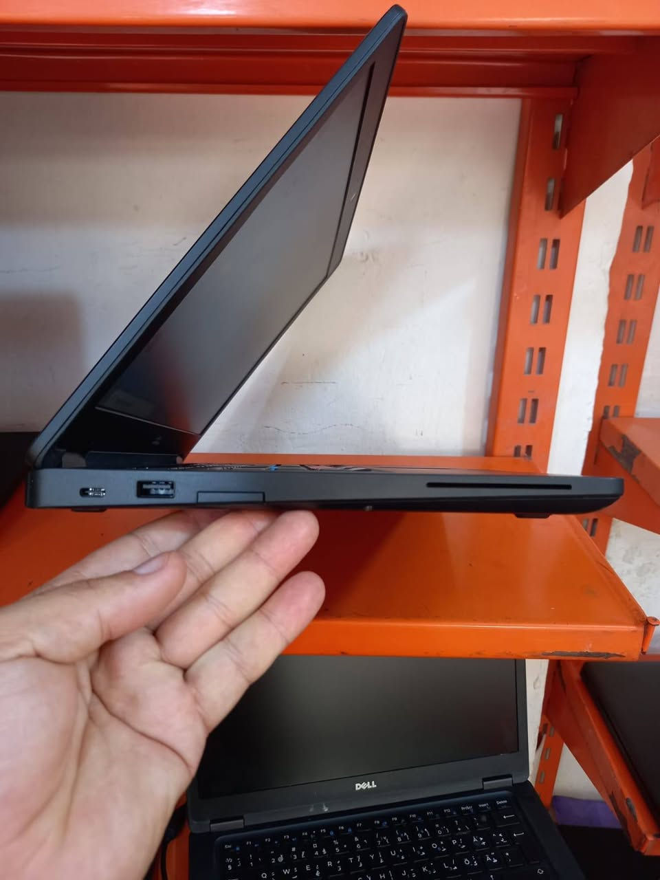 لابتوب دل dell 5480
فئة المعالج  HQ
المعالج كور اي 7 الجيل 6
 من فئة HQ
الهارد    256    ssd 
الرام 8.     ddr4 
حجم الشاشة  14 
الشاحنة اصلية 
يحتوي على منفذ تايب سي للشحن او نقل البيانات
نظام التشغيل ويندوز 10 عربي انكليزي 
الملحقات شاحنة وجنطة 
السعر  225
***********
***********
يوجد توصيل

متوفر 
تتوفر مجموعة لابتوبات بأسعار مناسبة ومواصفات مختلفة
