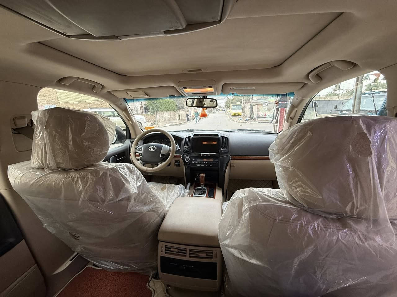 السلام عليكم لاندكروز2013
بريم 
فتحة سقف 
شاشة 
تحكمات ستيرن 
لايت منضومه زينون 
بصمة 
كراسي كهرباء 
3 قطع تبريد 
6سلندر 
حساس امامي خلفي 
زراك لايت 
ثلاجة وسطية 
كراسي جلد 

السياره بيها فقط دعاميه إماميه صبغ  
جديدة السيارة وكلش حلوه 

السعر،36500 مجال بسيط 
يعني 365
مكان السياره بغداد الجديدة 
***********
