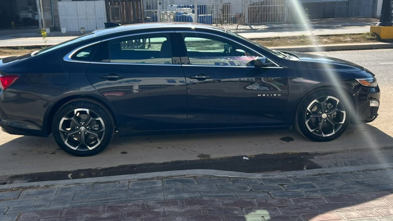 يشهد الله متوازي على بيعـ.ـها
شفروليه ماليبو LT (موديل 2023)
المواصفات العامة:
• النوع: شفروليه ماليبو (Chevrolet Malibu).
• الفئة: LT.
• المحرك: 1.5  لتر توربو ( 4 سلندر ) (اقتصادي جداً وقوي).
• ناقل الحركة: أوتوماتيك.
• اللون: [اسود].

المواصفات:
• بصمة تشغيل وتشغيل عن بُعد.
•نظام التوقف الذاتي الاقتصادي
•نظام تلقائي الايكو للاقتصاد من صرفيات الوقود
• شاشة كبيرة تدعم Apple CarPlay و Android Auto.
• كاميرا خلفية دوارة مع الستيرن ، تحكم ستيرن، مثبت سرعة.
•تدفئة تبريد للكشنات الامامية 
•تحكم كهربائي لكشن السائق
•المري الجانبية والجامات الامامية تحكم كهربائي

حالة البدن (الضرر والصبغ):
السيارة بحالة ممتازة من الناحية الجمالية، مع توضيح كامل للتفاصيل الآتية إبراءً للذمة:
• الحادث: حادث جانبي بسيط (جهة الجاملغ الخلفي خلف جهة السكن).
• الصبغ: قطعتين فقط (نصف غطاء الصندوق/الجنطة + الجاملغ الخلفي جهة السكن) لغرض التعديل والترميم.
• باقي السيارة بحالة الوكالة (ايرباجات سليمة فقط الستيرن راجع سيستم/شاصي وبدنة سليم وكالة ).
. رقم الشاصي مرافقة بالصور 
•صور السونار مرافقة للصور 

الملاحظات الميكانيكية:
• السيارة ماشية [49] الف ميل .
• الحدادية: الأمامية فقط جهة السكن بنسبة (40%).
• المحرك والكير وبقية الأنظمة الميكانيكية والكهربائية بحالة ممتازة جداً وجاهزة للاستخدام.
السعر المطلوب: [115 ] (قابل للتفاوض البسيط).
المكان: كربلاء المقدسة.
للتواصل والاستفسار:
يرجى الاتصال على الرقم: [ *********** ]
أو المراسلة عبر واتساب.
