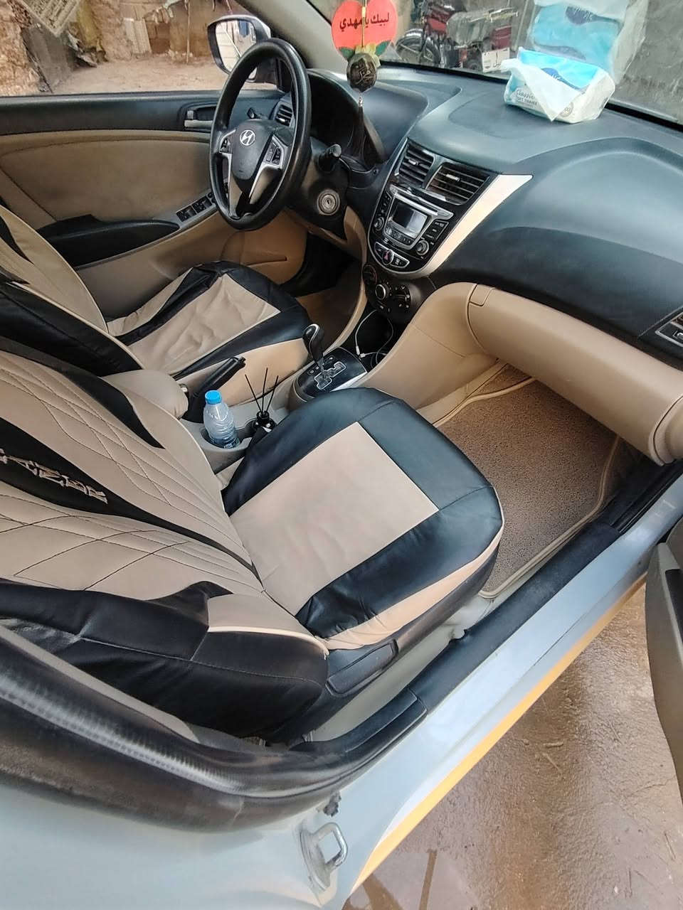 سلام عليكم اكسنت موديل 16سياره خليجي رقم دولي  كامله السياره مكينه وكير حاويه 16 قبل يومين شادهن مصفره هيه وغرامات مكان سياره بابل سعره 92وبيه مجال ***********
