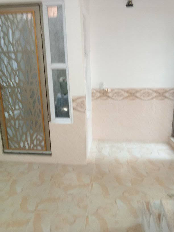السلام عليكم ورحمة الله وبركاته
#بيتين_ملاصقين_للبيع
#او_معارضة_مع_ارض_او_دار_او_هيكل

#التبليط_يبعد_🌷🌹20🌹🌷_متر

الأول~ يتكون من طابقين
#انا_صاحب_البيت
يقع على شارع عرض: 20 متر((#تجاري_بالمستقبل_القريب))
موقعه: #الكندي_الثانية( #جمعية_المساحين)
مع سايدين هيكل المول
(((💧💧#ماء_خطين_وليس_واحد💧💧)))#لكل_بيت_خطين💧💧

الارضي  كامل فقط السقف الثانوي نقص
والطابق الثاني يحتاج كاشي ولبخ فقط؛بي ابواب وشبابيك وكوبلنات
مساحة البيت 147 متر
واجهة 7 متر
عمق 21متر
طبعا كلو كوبلنات
شبابيك بلاستك
بناء درجة اولى من حيث القوة والجودة
الطابق الارضي:
غرفة بالصدر 4×6
مشتملات شرقي وغربي منفردات
مطبخ حار
مطبخ بارد
غرفة استقبال
غرفة صالون
درج فتل( قوس)+منور
مناور عدد الكلي ((3))
تواليت خارجية شرقي
كهرباء وطني موجود( ساحبين خط)
مولدات 2 قريبة عليه
گراج واسع للسيارة
شارع غير مبلط(فيه تسوية ترابية:تيكلة) 

اتجاه:شروق نسبي
المنطقة فيها بناء واسع
قسطل:على مساحة نصف الگراج(واسع)
السعر/130 مليون 
التواصل عن طريق الخاص
ملاحظة ثانية/تم استلام وصل البلدية
#الثاني~
ايضا~ #بجانبه_بيت_ملاصق_للبيع 125 متر /***********/***********
