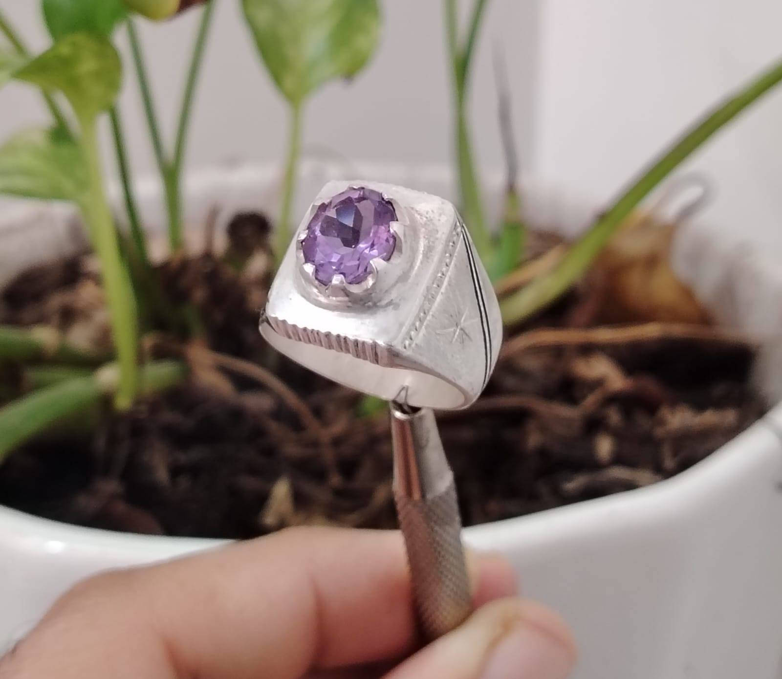 خاتم من الجمشت الافريقي الطبيعي
صياغة يدوية ثقيلة فضة عيار ٩٢٥
مع شهادة المنشأ وضمان الخاتم الاصلي
يوجد توصيل الى جميع المحافظات
التواصل ع الخاص او ع الواتساب ***********
