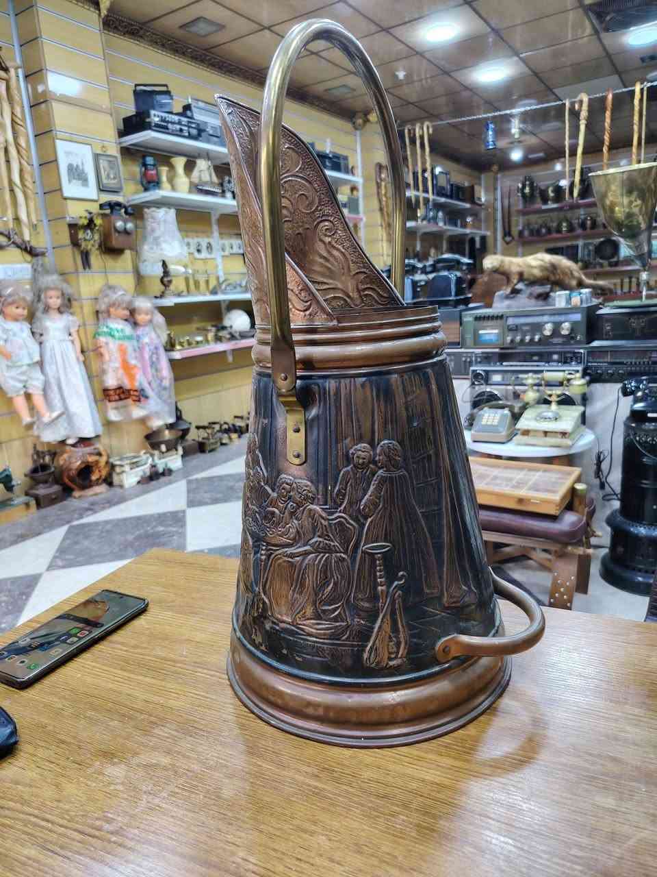 دلو فحم نحاسي عتيق يسمى مسخنه او هود أيضا لنقل الفحم او تخزينه
واتساب *********** العنوان ديالى خانقين يوجد توصيل
