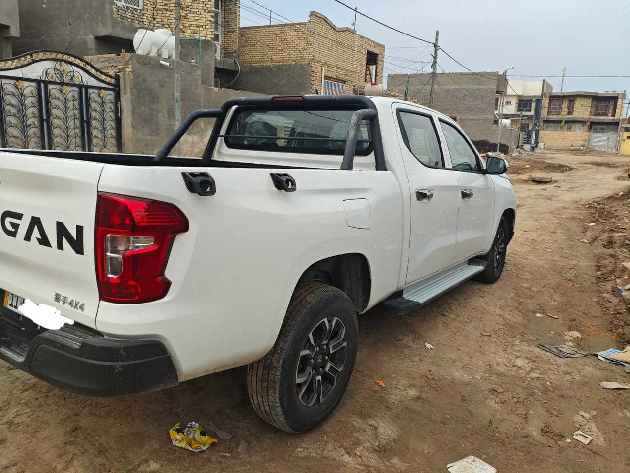 شانجان هنتر بلكن هايبرد دبل قمارة 2025
Changan Hunter Plug-in Hybrid 2025 / Nevo Hunter K50

السيارة كامل مواصفات:

بيك أب دبل قمارة

REEV – هجين ممتد المدى (Extended Range Electric Vehicle)

تمشي كهرباء 100%

Plug-in Hybrid (كهرباء + بنزين)

دفع رباعي AWD / 4×4

منظومة القوة والأداء:

محرك 2.0 تيربو بنزين (يعمل كمولّد)

محركات كهرباء أمامي + خلفي

عزم قوي + هدوء القيادة الكهربائية

توزيع ذكي للعزم حسب وضع القيادة والطريق

البطارية والمدى:

بطارية 31.18 kWh

مدى كهرباء حتى 131 كم (NEDC)

داخل المدينة كهرباء كامل

استهلاك بنزين اقتصادي جدًا

تقريبًا 4 لتر / 100 كم

أوضاع القيادة والتحكم:

أوضاع قيادة: Standard / ECO / Sport

أوضاع نظام الهجين:

أولوية كهرباء

تشغيل تلقائي ذكي

كهرباء إجباري

تشغيل البنزين عند الحاجة

تحكم بثقل المقود: Comfort / Light / Sport

Trailer Mode (وضع السحب)

Car Wash Mode (وضع غسيل السيارة)

أنظمة السلامة ومساعدة السائق (ADAS):

ESC نظام الثبات الإلكتروني

Traction Control (CTS) مانع الانزلاق

HDC نظام التحكم بنزول المنحدرات

EPB فرامل يد إلكترونية

AUTO HOLD تثبيت تلقائي عند التوقف

نظام تحذير المشاة عند السرعات الواطئة

أنظمة مساعدة قيادة مفعّلة ضمن قائمة ADAS

الراحة والأنظمة الذكية:

قفل وفتح ذكي للأبواب (كل الأبواب أو باب السائق)

قفل تلقائي أثناء القيادة + فتح تلقائي عند التوقف

رفع النوافذ تلقائيًا عند القفل

تحكم بالنوافذ من الريموت

تهوية المقصورة تلقائيًا عند فتح السيارة بالريموت

تنشيف ذاتي للمكيّف (Anti-odor / Self-drying)

حفظ إعدادات القيادة

عرض ذكي للمدى (NEDC / CLTC)

شاشة لمس مركزية كبيرة للتحكم الكامل بإعدادات السيارة

ملاحظات مهمة:

🔹 السيارة باسمي – تحويل مباشر 

🔹 مرقّمة بغداد حاليًا 

🔹السيارة زيرو المطلوب ٢٧٥

📞 للاستفسار الاتصال برقم صاحب السيارة: 

*********** وات ساب
