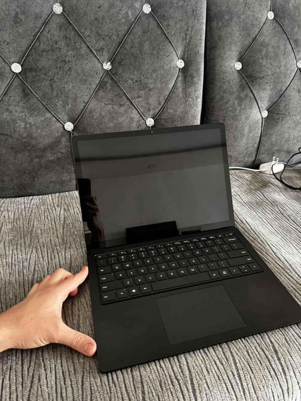 Surface laptop 3 13.5
بيع فقط 
Surface Laptop 3 
لمس 2k 
Core i7 1065  الجيل العاشر 
 رام 16GB DDR 4.
• **الهارد**: 256GB  قابل للزياده  SSD (سريع جداً).

• **كرت الشاشة**:  8GB Intel Iris Plus.
• **البطارية**: تدوم لفترة طويلة 6-8 ساعات .
• **المميزات**: تصميم أنيق، خفيف الوزن، وكيبورد مريح
مصنوع من  معدن ألومنيوم و جلد الكانترا الإيطالي .
بيع فقط 
السعر ٥٥٠  الف


**إذا كنت صاحب هذا الإعلان وتريد حذفه لأي سبب، رجاءا أرسل رسالة إلى الدعم الفني**