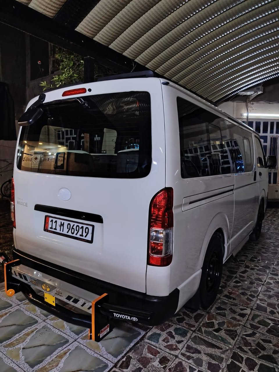 السلام عليكم هايسه موديل 2014 دخول بل 22 سيارة كفاله عامه فقط باب سلايت صبغ شبرين جوه اليده مال الباب دوشمه عامه جديده صار عشر ايام  +تخم تاير جديد + محرك كير اكسن مكفول تبريد خير من الله 
سياره ماشيه 200 
سياره حره بسمي رقم انكليزي مصفره من كلشي مكاني بغداد جسر ديالى القديم انتصال علئ الرقم ***********
السعر 230 وبيهة مجال
