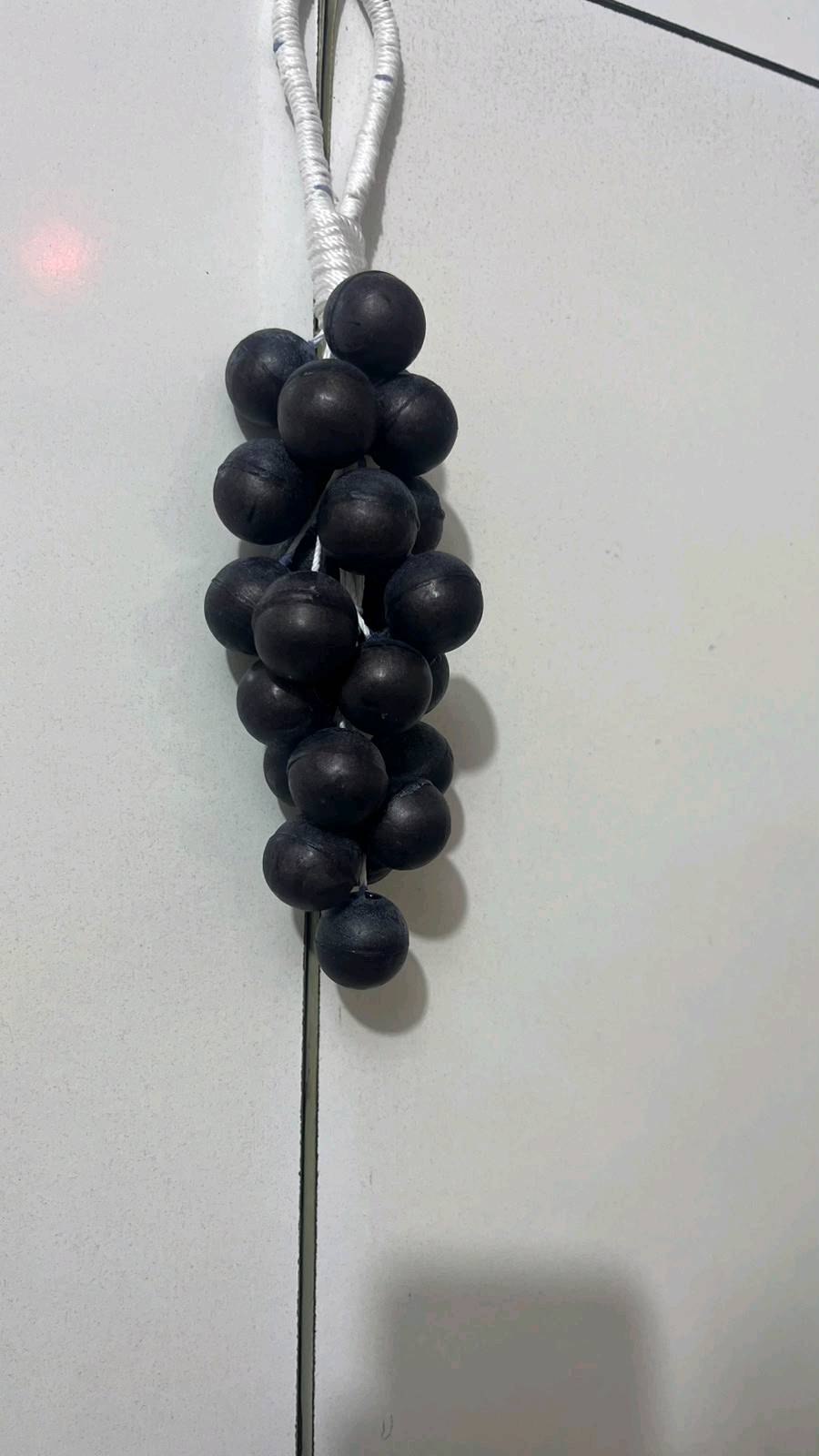 مو مجرد صابونة.. هذي قطعة فنية لحمامج! ✨🍇

​لأول مرة وبشكل حصري من صابون السراج، قدمنالكم "صابون عنقود العنب" المميز. 🌟

تخيلوا النظافة والانتعاش والترطيب، كلها بشكل عنقود عنب طبيعي يجنن، يضيف لمسة فخامة وأناقة للمغسلة أو الحمام، وريحته تاخذ العقل وتدوم طويلاً! 😍

​ليش لازم تجربوه؟ 

​شكل فريد ومميز (ينفع حتى هدية تخبل للي تحبوهم 🎁).

​مصنوع من زيوت ومواد طبيعية 100% تغذي البشرة وتنعمها.

