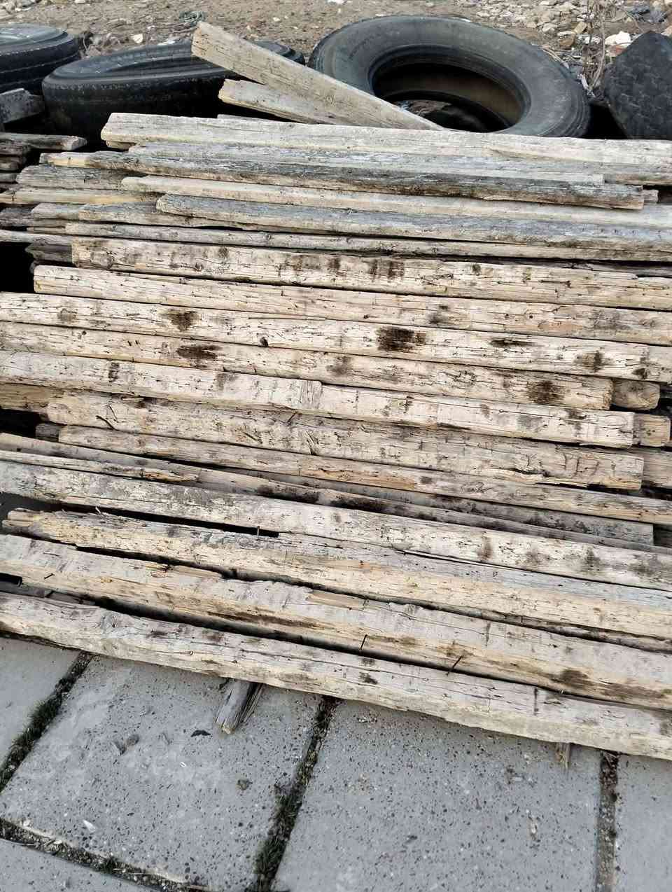 قالب خشب يدك ١٧٠ َََ
متر  َمع جكات للاستفسار ***********
