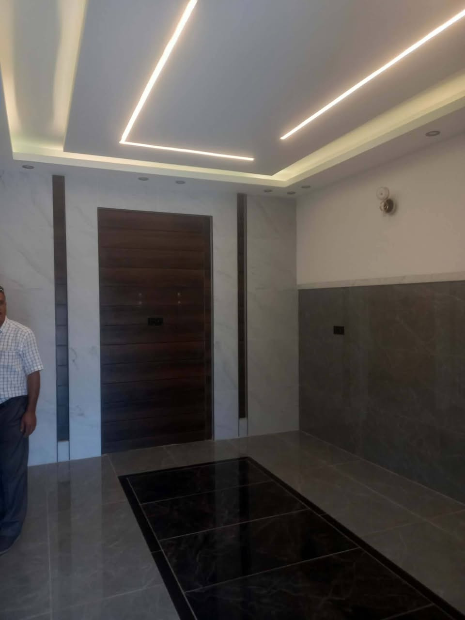 للبيع دار سكني طابقين ٤ غرف نوف واستقبال وهول داخلي مساحه ١٠٠ بناء حديث تسليم وتحويل فوري موصل الجديده حي زياده قر ب جامع المؤمن للاستفسار مكتب البيت الرصين للعقار ***********/ ***********
