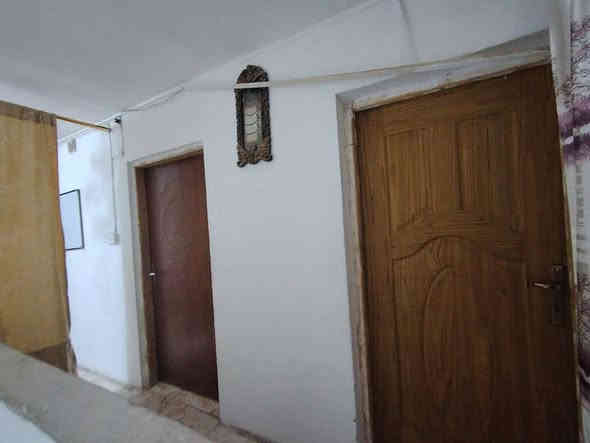 السلام عليكم
مشتمل مساحته ١٠٠ م مربع  طابقين ثلاث غرف نوم استقبال هول مطبخ سيرميك مجاري كامله ومرقم من قبل البلديه العنوان حي الحكيم نزله عميد جادر  يبعد عن الشارع العام ٧٠٠ متر قرب المختار
السعر ٤٥ مليون  للاتصال***********
