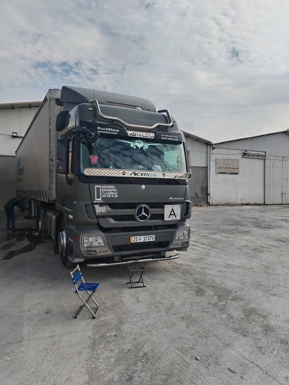 السلام عليكم سياره للبيع موديل ٢٠١٣ موصفات ريتادر حاكيه ونج قلاب بلادي رقم الهاتف ***********
