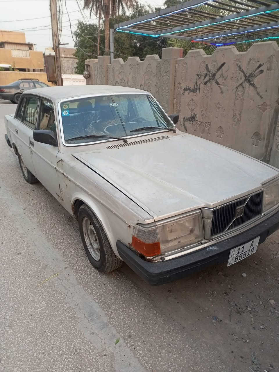 السلام عليكم سياره للبيع فولفو للبيع موديل 83 
السعر 35روقه رقم بغداد هزه جديده لتواصل ع هذا الرقم 
***********
