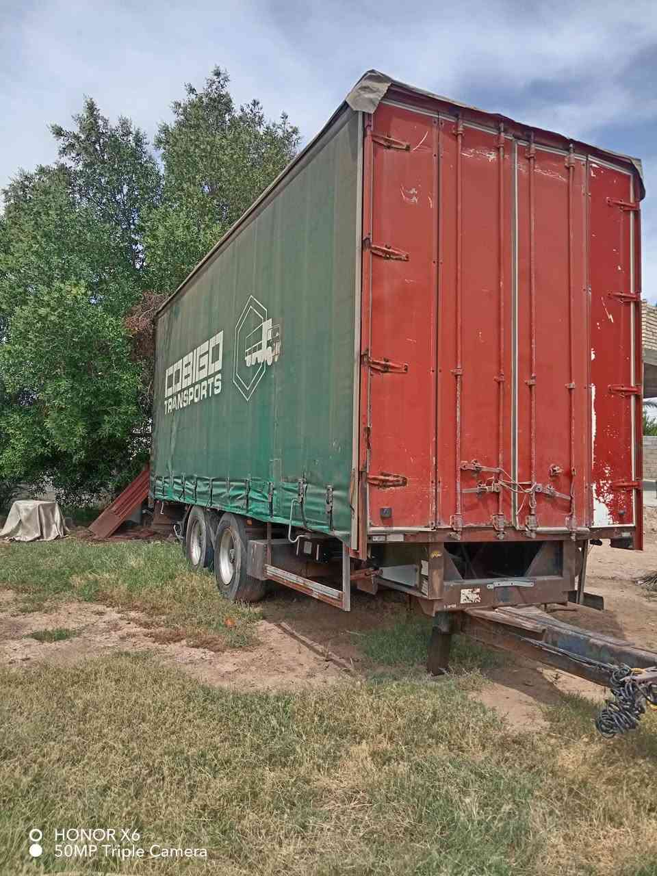 مقطورة للبيع الطول سبعة ونص ارتفاع 3متر منفيس ***********
