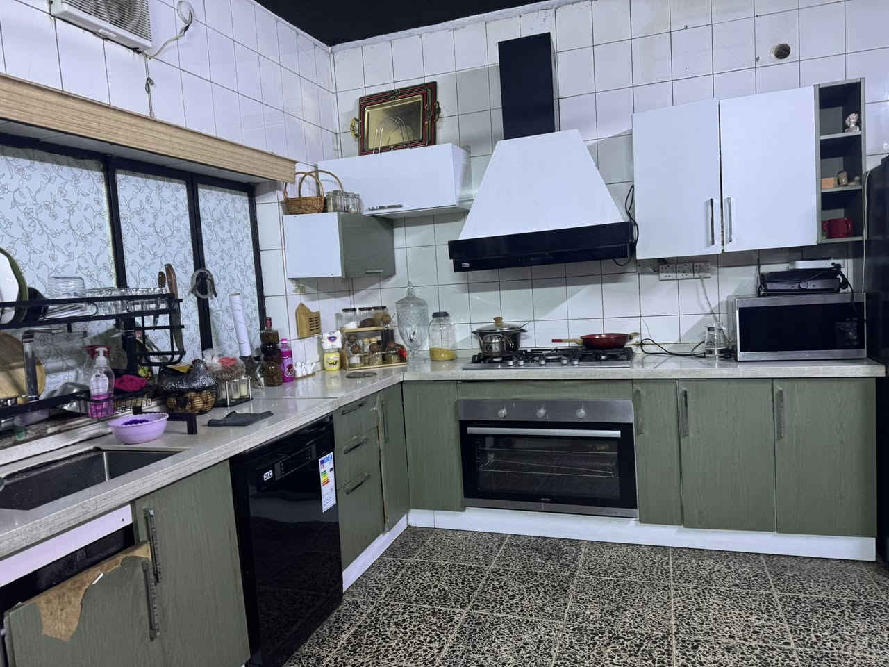 اثاث بيت كامل  مكاني السيديه رجاءا رجاءا بلا وعود كاذبه اللي ميشتري ليدخل خاص ولا يعلق ولا ينطي وعود كاذبه 
ثلاجه هيتاشي اكبر حجم جديده بعدها بالضمان سعرها ٨٠٠ 
كاونتر كامل مع ملحقاته طباخ و فرن و مايكرويف و مرشحه كلهم ب٥٠٠ الف 
كونفيرات عدد ٢ سعر الواحده ١١٥ الف 
بردات عدد ٣ لون جوزي ارتفاع مترين ونصف ب٧٥ الف 
بردات اوف وايت ارتفاع ٣ متر و ربع ٨٥ الف 
سخان عدد ٢ سعره ٧٠ الواحد 
غرفة نوم شبابي ٢٥٠ الف 
مغسله استخدام قليل ٨٥ الف 
مغسله بيها كسر ٣٠ الف 
جدوره فافون عدد ٤ ب ٢٠ الف 
نواعم مطبخ كلهم ٥٠ الف 
خلاط عصير ١٦ الف 
مقدمة جكليت ١٠ الاف 
راس الفهد ١٣ الف 
عربات عدد ٢ ديكور سعر الواحده ٣٠ الف  
كونسول ٥٠ الف 
ميز طعام راقي جدا ٨٠ الف 
مكاني السيديه


**إذا كنت صاحب هذا الإعلان وتريد حذفه لأي سبب، رجاءا أرسل رسالة إلى الدعم الفني**