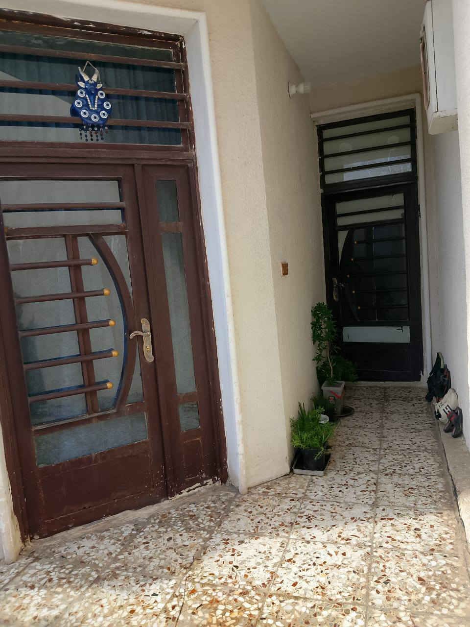 بيت للبيع المساحة 100م
طابو صرف 20×5 طابقين
العنوان محيزم4 خلف الملعب الخماسي
للتواصل ***********
