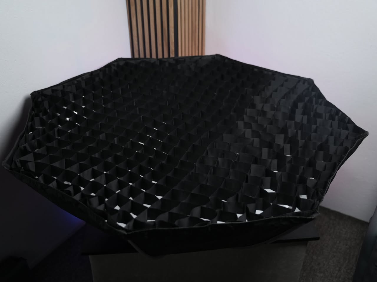 للبيع: سوفت بوكس Triopo Octagon احترافي (مقاس كبير 120 سم)
التفاصيل:
للبيع مشتت الإضاءة الشهير من شركة Triopo بالمقاس الكبير 120 سم، وهو الخيار الأمثل للمصورين الذين يحتاجون لإضاءة ناعمة جداً تغطي مساحة واسعة في تصوير البورتريه أو المنتجات.

المميزات:
الحجم: قطر 120 سم يمنحك إضاءة سينمائية ناعمة جداً وتوزيعاً احترافياً للضوء.

تصميم Octagon: شكل ثماني الأضلاع يعطي انعكاساً دائرياً جذاباً في عين الشخص المصور.

نظام المظلة: يتميز بسرعة فائقة في الفتح والإغلاق، مما يجعله مثالياً للعمل الميداني.

التحكم بالضوء: يأتي مع شبكة (Grid) لتوجيه الضوء بدقة ومنع تشتته، بالإضافة إلى قماش تشتيت داخلي وخارجي.

سهولة التثبيت: مزود بمقبض يدوي (Handle) مريح يتيح لك التحكم به يدوياً أو تثبيته على حامل الإضاءة.

التوافق: متوافق مع كافة أنواع فلاشات الكاميرا (Speedlights).

الحالة: (اذكر حالة المنتج، مثلاً: "ممتازة ومع كامل الملحقات الأصلية"). كالار, السليمانية


**إذا كنت صاحب هذا الإعلان وتريد حذفه لأي سبب، رجاءا أرسل رسالة إلى الدعم الفني**