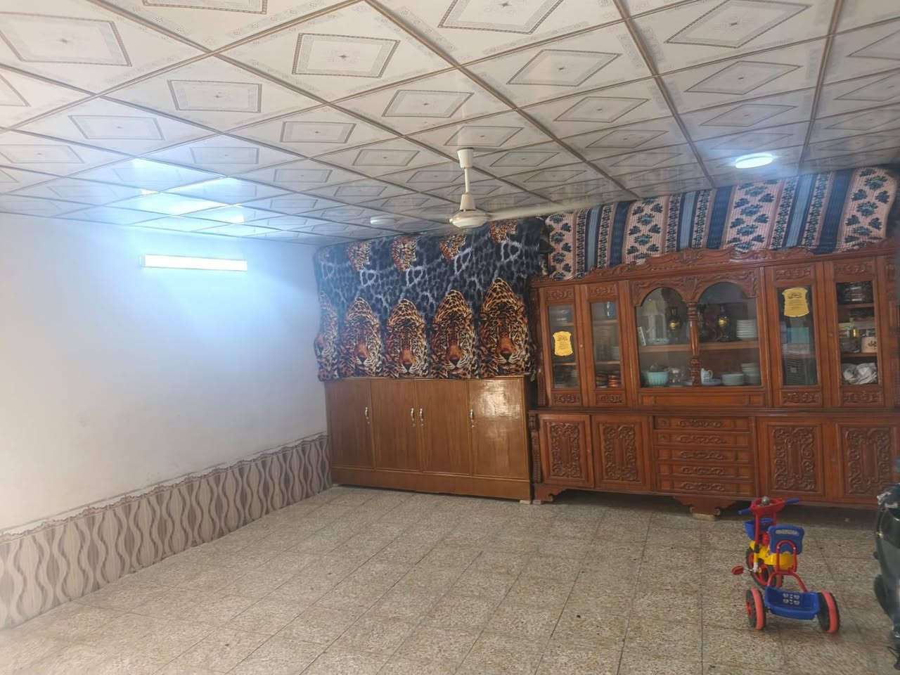 بيت للبيع مساحته ٢٣٠ متر  يحتوي على غرفتين ٥×٤ وصاله ٦×٨ تقريب او اكبر واستقبال ٥ونص × ٤ طارمه جبيره صحيات داخل وخارج عنوانه سايدين ١٧ تموز عمود ٥ قرب بانزين خانه ريبال قريب على شارع تقريب ٥ بيت سعره ٥٥ وبيه مجال منطقه كلش حلوه *********** رقم ابو البيت
