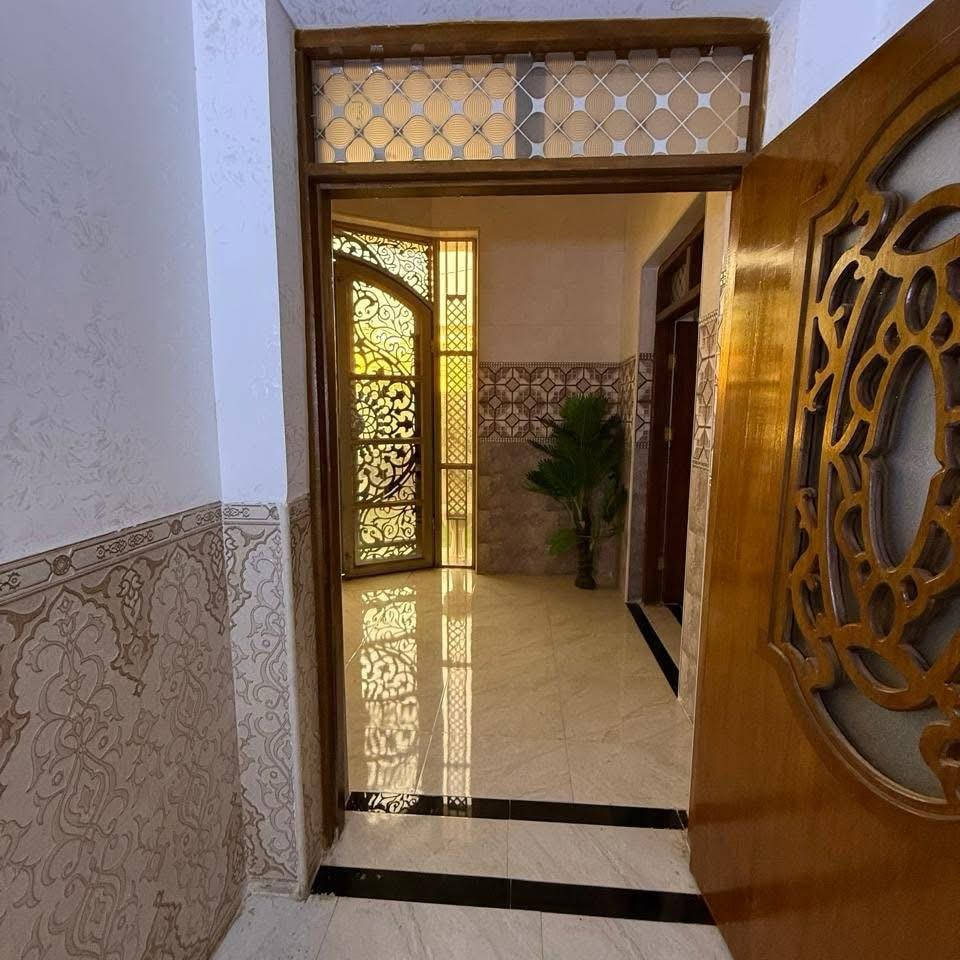 بسم الله وعلى بركة الله دار للبيع طابقين مسلح درجة اولى في الرمادي - الجمعية - قرب جامع اولي العزم مرقم بلديه مفوض للطابو المساحة 361 متر الوجه 16.5 متر الشارع 10 متر مبلط وخدمات كاملة . الدار درجة اولى سنة البناء 2022 * الطابق الاول يحتوي:  كلدور وديوانية كبيرة وصالتين وغرفتين نوم كبيرة ومطبخ حار وبارد ومجمع صحيات داخل وخارج وترك حرف L ومناور عدد 2 وحديقة وكراج كبير ومخزن.  الطابق الثاني يحتوي:  صاله كبيرة وثلاث غرف نوم كبيرة وبلكونات عدد 2 ومجمع صحيات وغسالات  بناء الطابق الاول حجر وسمنت بناء الطابق الثاني طابوق احمر الارضية بورسلين المطبخ والصحيات سيراميك هندي . حزام سيراميك 1.20 متر . الدرج كرانيت مع سيراميك لحد السقف . الشبابيك المنيوم عوازل بالاضافه الى سطح اول وسطح ثاني في الطابق الثاني:  السطح الاول بورسلين السطح الثاني مادة عازلة . يأتي مع الدار كاونتر وسبالت عدد 3 * للمعاينة والاتفاق متوفر واتساب   ***********   لإستقبال عروضكم العقارية بيع ايجار  سكني تجاري زراعي تواصلو واتساب فقط 👇 *********** أعلن معنا لضمان وصول إعلانك لأشخاص مهتمين بشراء عقاراتكم  👍  مع تحيات  عقارات T . A . G . . . #تسويق_عقاري #عقارات #عقارات_الرمادي 
