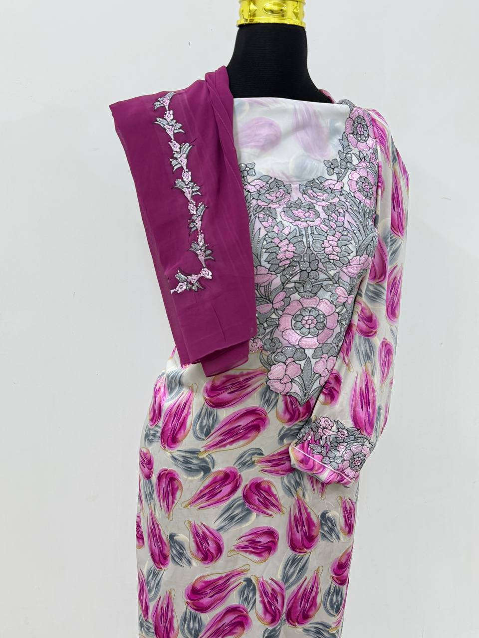 السلام عليكم 
مخاور امارتيه مع شال كوالتي جداً قماش حرير اندنوسي  ممتاز  جميع الموديلات 
يتوفر توصيل   
للتواصل(***********)
