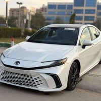 كامري 2025 xse ابيض سقف بانوراما هايبرد فول 1/1 يعني الشكل الرياضي الو...