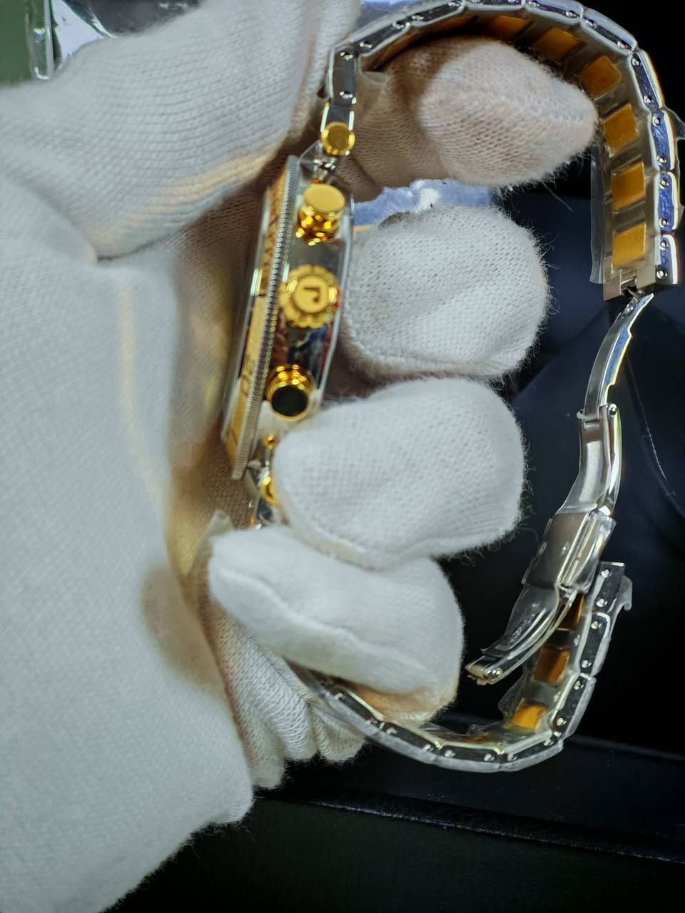 توفرت لدينا الفخامه والتاريخ السويسري رومر توسكانا المفعه بالجمال والاناقه والتميز الساعه كرونكراف بطاريه بقطر 43 وقفل فراشه وجام زفير وارقام وعقارب لامينوس 
ريتيل الساعه يتجاوز ال700 دولار 
تاتي كامل المرفقات مع الظمان سنتان 
على الراغبين بالشراء التواصل على الماسنجر 
الحسيني للساعات الاصليه


**إذا كنت صاحب هذا الإعلان وتريد حذفه لأي سبب، رجاءا أرسل رسالة إلى الدعم الفني**