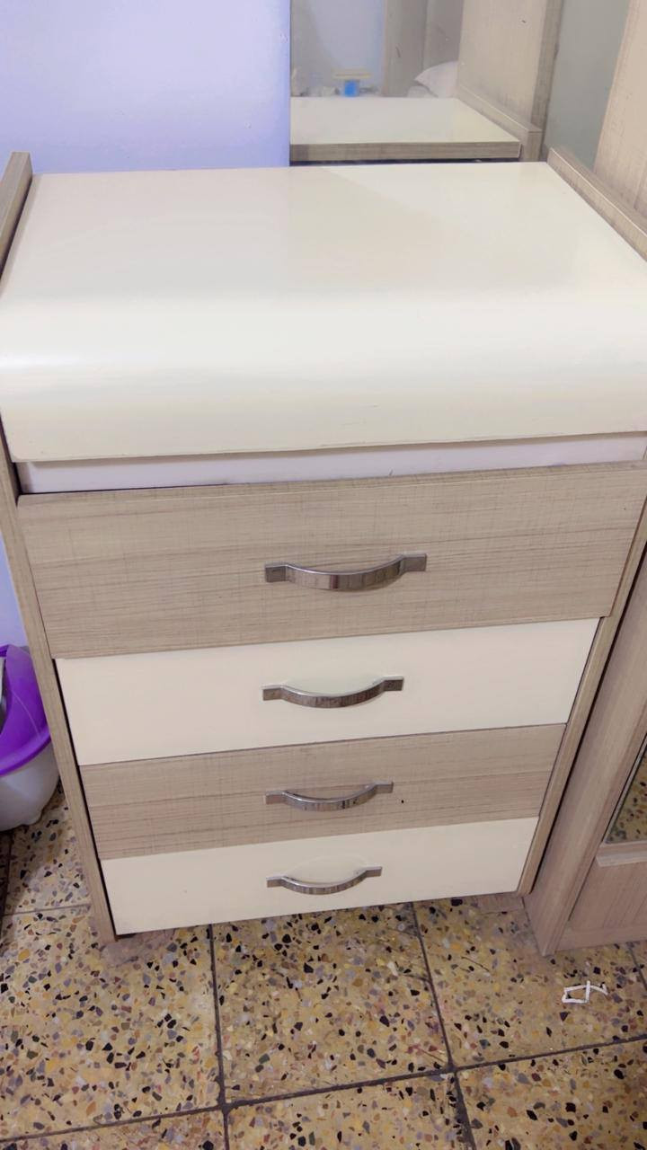 السلام عليكم
غرفة نوم للبيع تركي ثقيل جدا وضخمة ٨ قطع 
سرير وكومديات جانبية عدد ٢ وميز تواليت مع طابورية ودرور (مجرات) ومراية زاوية (دوارة) والكنتور
جميع القطع سطحها سلايد (مجر مخفي)
نظيفة بيها ضرر فقط المراية مال كنتور جهة وحدة مشلوعة وموجودة تحتاج لزك فقط
السعر ٦٠٠ الف
المكان بغداد الري


**إذا كنت صاحب هذا الإعلان وتريد حذفه لأي سبب، رجاءا أرسل رسالة إلى الدعم الفني**