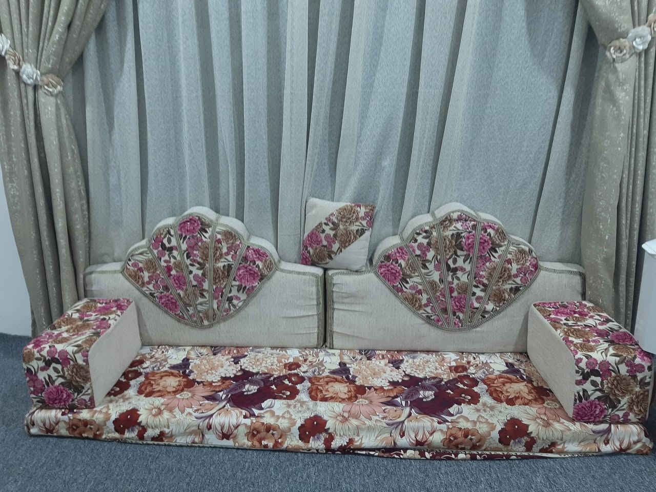 جلسة عربية  نضيفه للبيع بسعر مناسب
التواص على الرقم
***********
