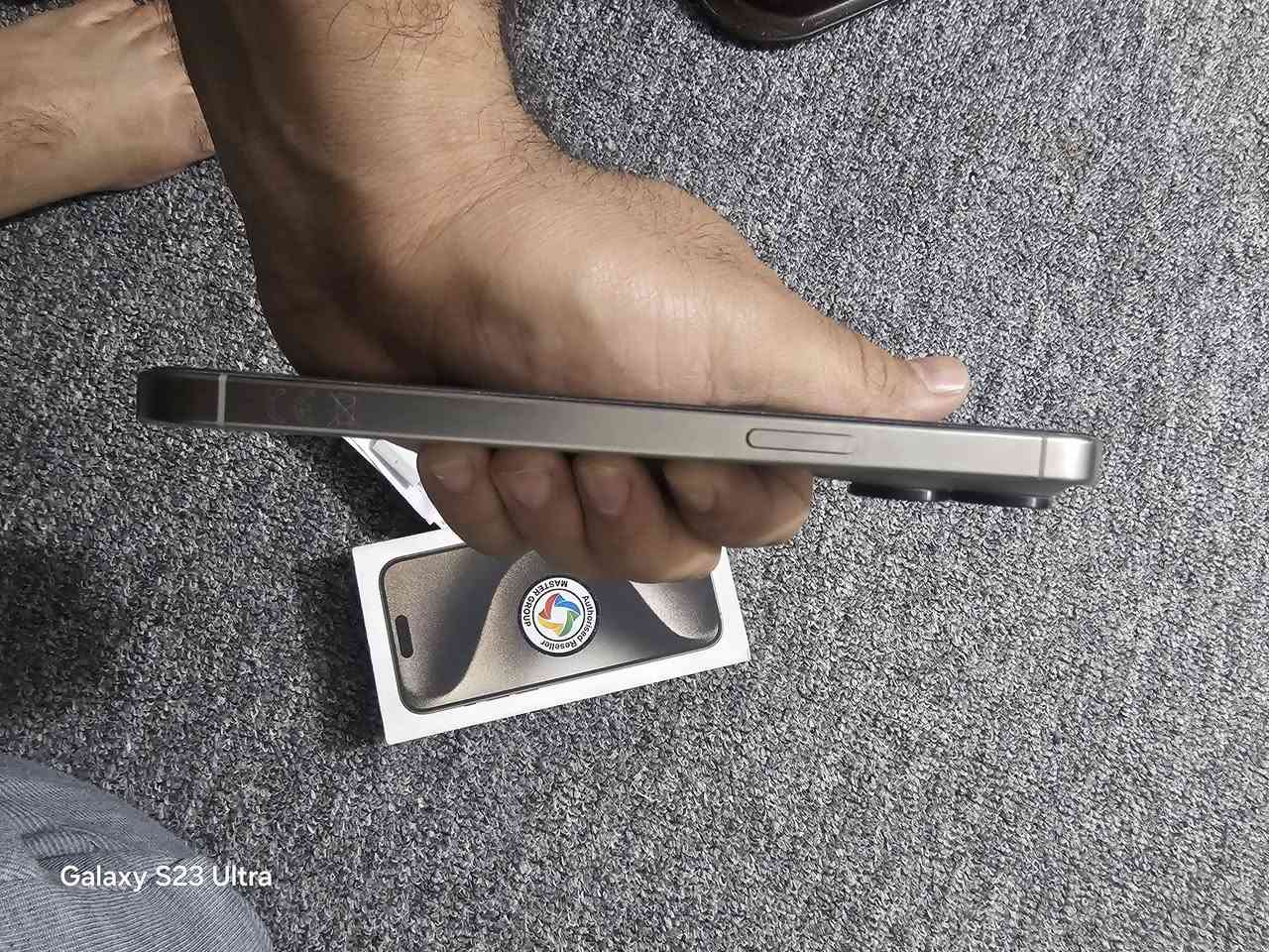 السلام عليكم ايفون 15برو ماكس جهاز جديد مكفول من كلشي  
بطارية ٩٨  السعر مليون 250.  العنوان بغداد البلديات 
***********
