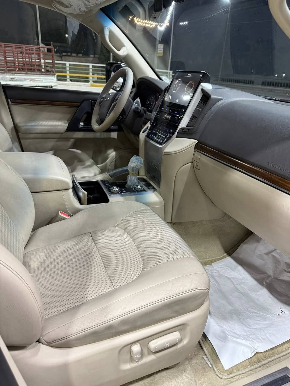 السلام عليكم الغوالي لاندكروز 2018 وايت ادشن😍
ماشيه 82 الف حقيقي مكفوله من الضرر والصبغ 
فقط بارد بسيط باب السايق وممبين السياره 
جديده بمعنه الكلمه بدون شخوط بدون رصعات
بدون رمل تخم تاير جديد صيانه كله بشركه ساز 
8 ايرباك كراسي كهرباء شاحن 3شاشات سلايد 
روف رقم بغداد تحويل ثاني يوم اخوان السياره 
بالحقيقه احلى من الصور كتلوكاتها بصماتها 
بعدهن بالجيس السعر 510 وبيه مجال 
للمشتري تشوف السياره وتقتنع وبيك خير
وتدلل مكاني بغداد كريعات اي استفسار
***********
ومن الله التوفيق❤️
